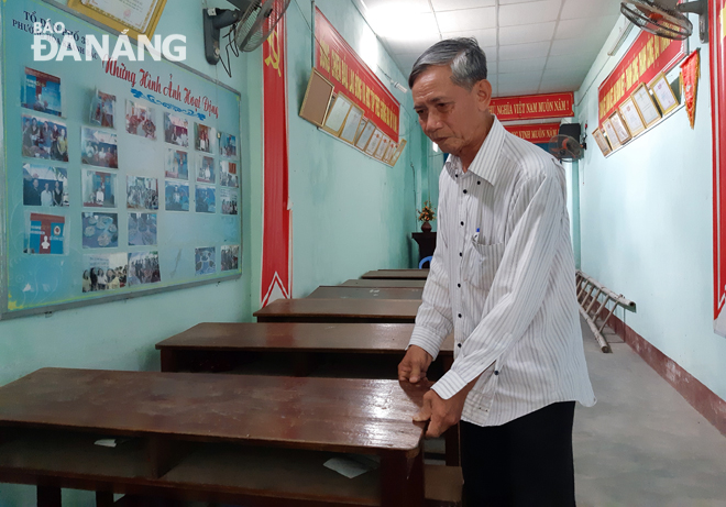 Những lúc rảnh rỗi, ông Võ Văn Đức thường đến dọn vệ sinh lớp học, kê lại bàn ghế để buổi học hôm sau được tươm tất.