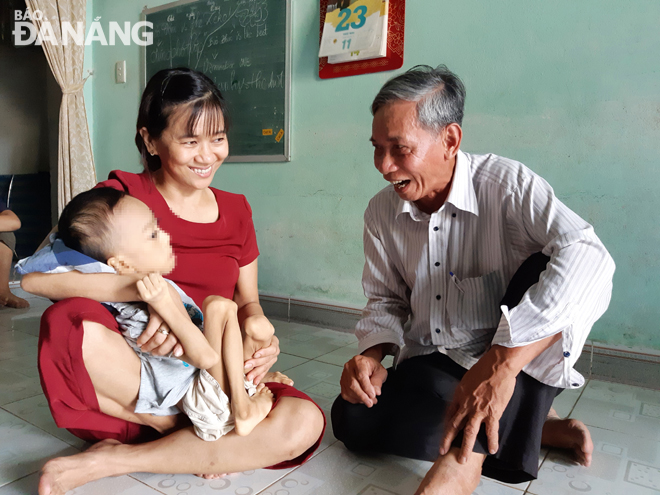 Ông Đức thường xuyên lui tới thăm hỏi, động viên gia đình chị Phan Thị Lành cố gắng vượt lên khó khăn để chăm sóc các con.