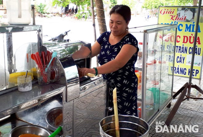 Nhờ có xe nước mía và tiệm tạp hóa nhỏ, mỗi ngày gia đình chị Huỳnh Thị Huệ có thêm thu nhập cải thiện đời sống.