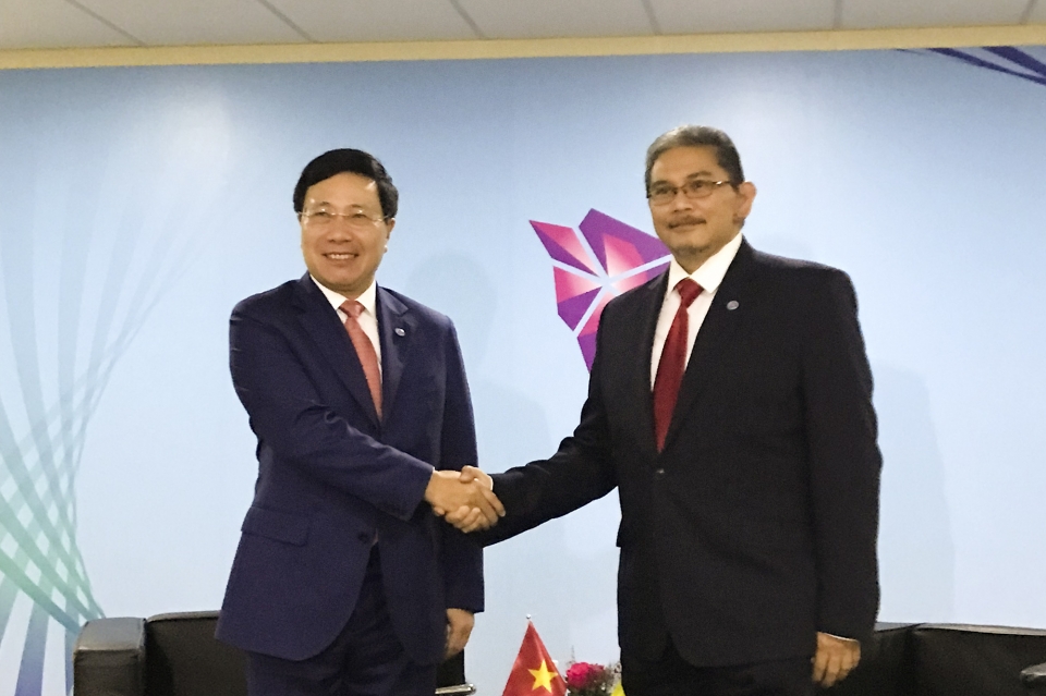 Phó Thủ tướng Phạm Bình Minh và Bộ trưởng Ngoại giao và Thương mại Brunei Erywan Yusof. Ảnh: Báo Thế giới&Việt Nam