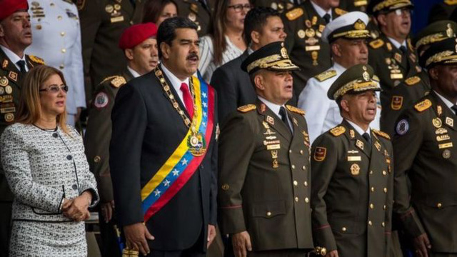 Tổng thống Venezuela Nicolas Maduro (đeo dải băng chéo) đứng cạnh phu nhân và các quan chức quân đội trong sự kiện của quân đội ngày 4/8. Ảnh: EPA