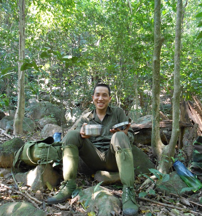 Yum: Lunch in the jungle. — VNS Photo Bùi Văn Tuấn Read more at http://vietnamnews.vn/sunday/features/462936/tracking-langurs-in-son-tra-nature-reserve.html#5auicLBSaoW01iec.99