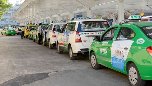Hiệp hội Taxi truyền thống cho rằng, xe Grab bản chất là hoạt động kinh doanh vận tải nên phải được coi là taxi. Như vậy mới tạo cơ chế cạnh tranh bình đẳng. Ảnh KT.