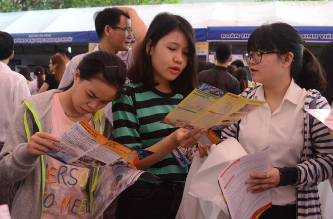 Thí sinh tìm hiểu thông tin về các trường thuộc Đại học Đà Nẵng để đăng ký xét tuyển