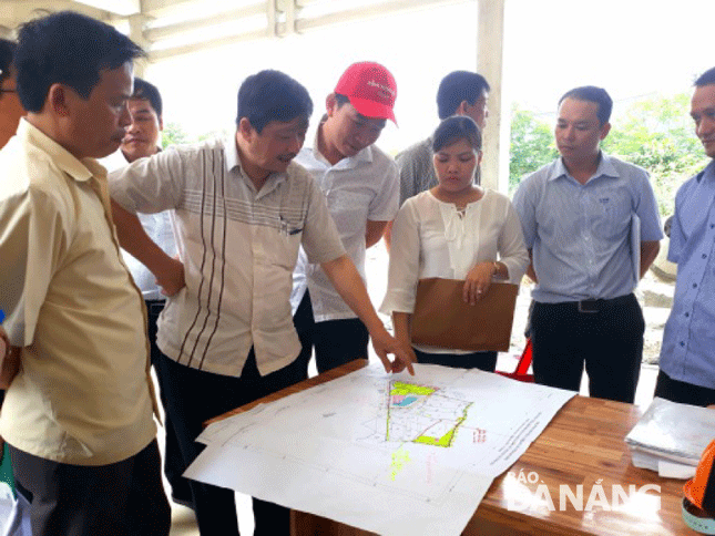 Phó Chủ tịch Thường trực UBND thành phố Đặng Việt Dũng (thứ hai, từ trái qua) kiểm tra thực tế, đôn đốc tiến độ thi công các công trình trường học.                     Ảnh: THU THẢO