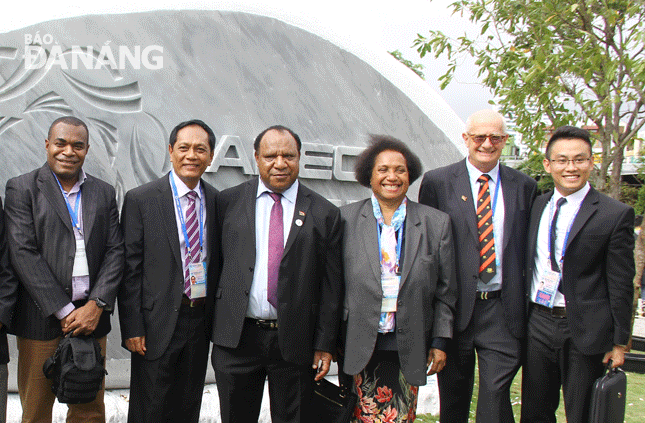 Học viên Đề án 922 có nhiều đóng góp tích cực vào thành tích chung của cơ quan, đơn vị, có nhiều sáng kiến, cải tiến mới, lan tỏa tác phong làm việc năng động, chuyên nghiệp. TRONG ẢNH: Lê Hoàng Phúc (ngoài cùng, bên phải), Phó trưởng Ban Thi đua - Khen thưởng thành phố trong vai trò liên lạc của đoàn đại biểu Papua New Guinea tại Tuần lễ Cấp cao APEC 2017.