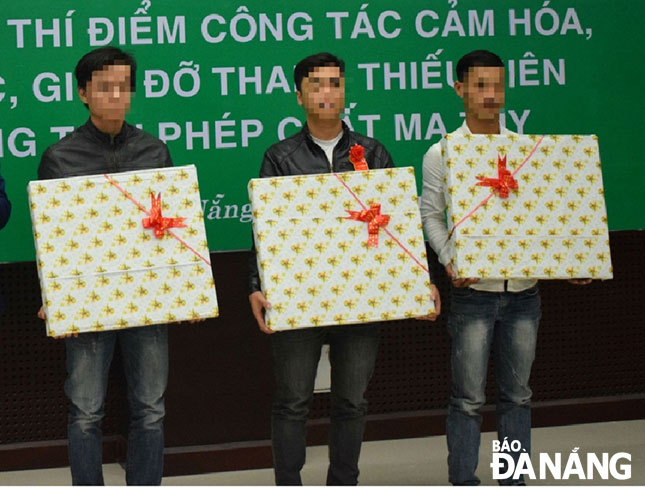 3 thanh niên sau cai có việc làm ổn định, bỏ hẳn ma túy được UBND thành phố biểu dương và tặng quà động viên.