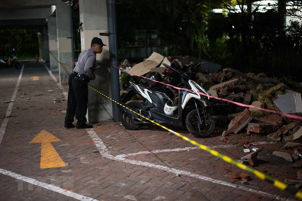 Theo Cơ quan thảm họa quốc gia Indonesia, tính tới rạng sáng 6/8, đã có ít nhất 82 người thiệt mạng và hàng trăm người bị thương. (Nguồn: EPA/TTXVN)