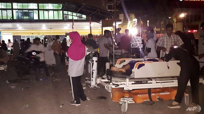 Nạn nhân vụ động đất được cấp cứu phía ngoài bệnh viện. (Nguồn; AFP)