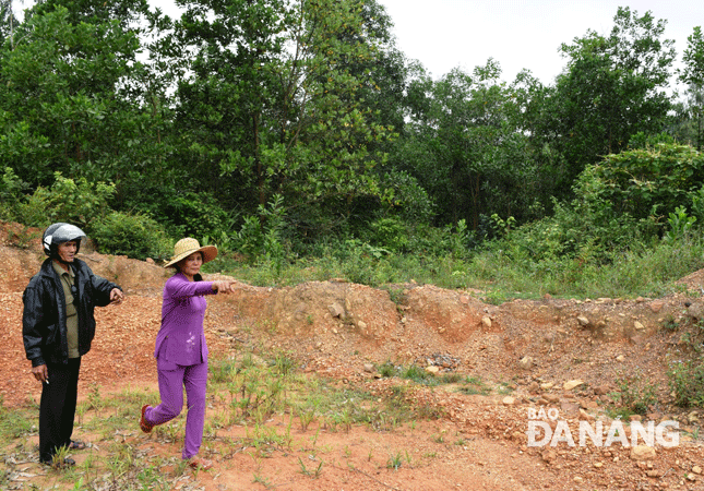 Đơn vị thi công đang đào đất để san nền, nhưng hộ bà Nguyễn Thị Bình yêu cầu dừng, không cho thi công và kiến nghị đền bù thỏa đáng, bố trí tái định cư. Ảnh: H.HIỆP