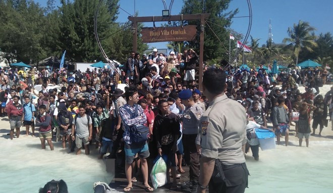 Hundreds have been evacuated from Gili Trawangan. (Photo: AFP/VNA)