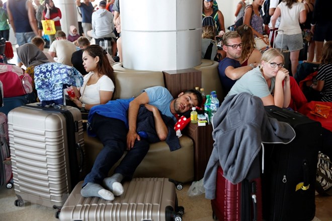 Foreigners wait for their flights at Lombok International Airport (Photo: EPA/VNA)