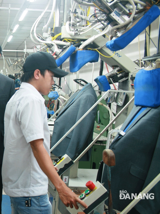 Dây chuyền sản xuất hàng veston xuất khẩu tại Công ty CP Dệt may 29-3. Ảnh: HOÀNG HIỆP