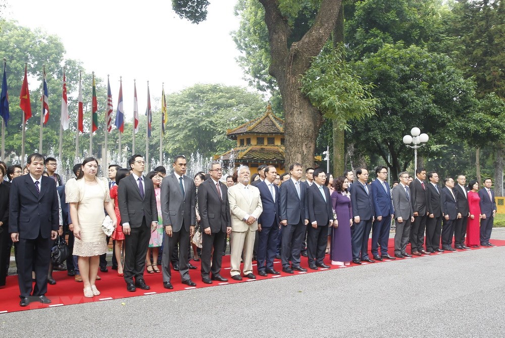 Phó Thủ tướng, Bộ trưởng Bộ Ngoại giao Phạm Bình Minh và các đại biểu dự lễ Thượng cờ ASEAN tại Trụ sở Bộ Ngoại giao. (Ảnh: Lâm Khánh/TTXVN)