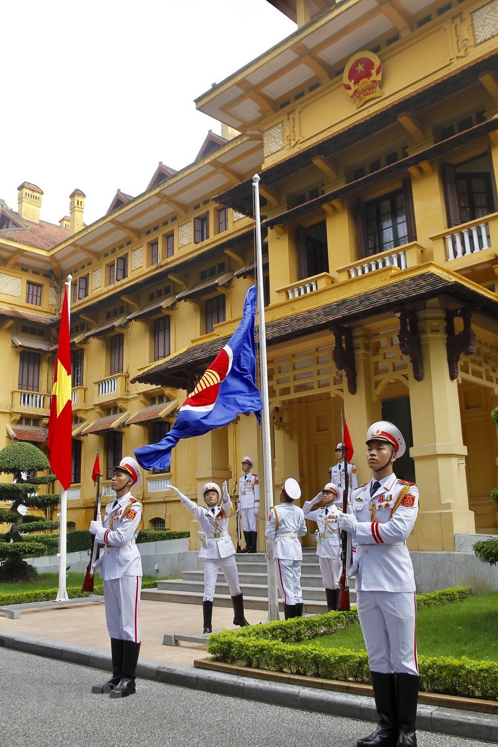Phó Thủ tướng, Bộ trưởng Bộ Ngoại giao Phạm Bình Minh và các đại biểu dự lễ Thượng cờ ASEAN tại Trụ sở Bộ Ngoại giao. (Ảnh: Lâm Khánh/TTXVN)