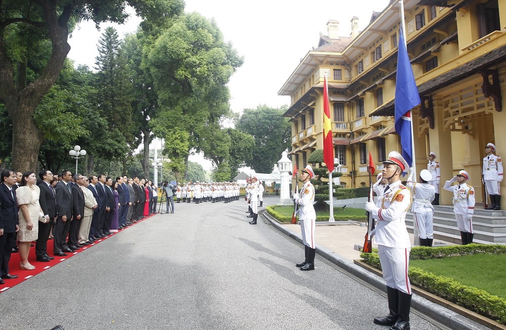 Toàn cảnh lễ Thượng cờ ASEAN tại Trụ sở Bộ Ngoại giao. (Ảnh: Lâm Khánh/TTXVN)