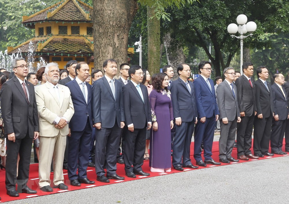 Phó Thủ tướng, Bộ trưởng Bộ Ngoại giao Phạm Bình Minh và các đại biểu dự lễ Thượng cờ ASEAN. (Ảnh: Lâm Khánh/TTXVN)