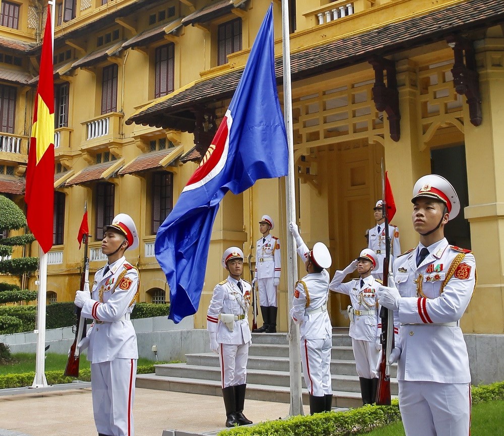 Nghi thức thượng cờ ASEAN tại Trụ sở Bộ Ngoại giao. (Ảnh: Lâm Khánh/TTXVN)