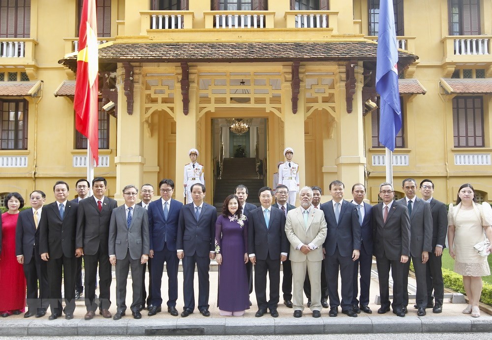 Phó Thủ tướng, Bộ trưởng Bộ Ngoại giao Phạm Bình Minh với các đại biểu dự lễ Thượng cờ ASEAN. (Ảnh: Lâm Khánh/TTXVN)