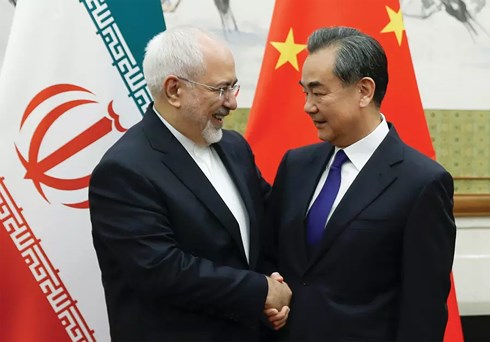 Ngoại trưởng Iran Javad Zarif (trái) và người đồng cấp Trung Quốc Vương Nghị gặp nhau hồi tháng 5/2018. Iran được cho là có thể bắt tay với Trung Quốc khi chịu sức ép từ các lệnh trừng phạt kinh tế của Mỹ. (Ảnh: Reuters)