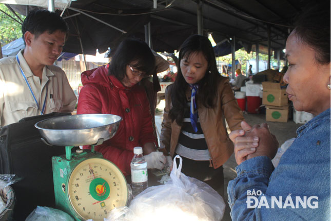 Lực lượng chức năng quận Cẩm Lệ kiểm tra chất lượng bún tại chợ Hòa Cầm.