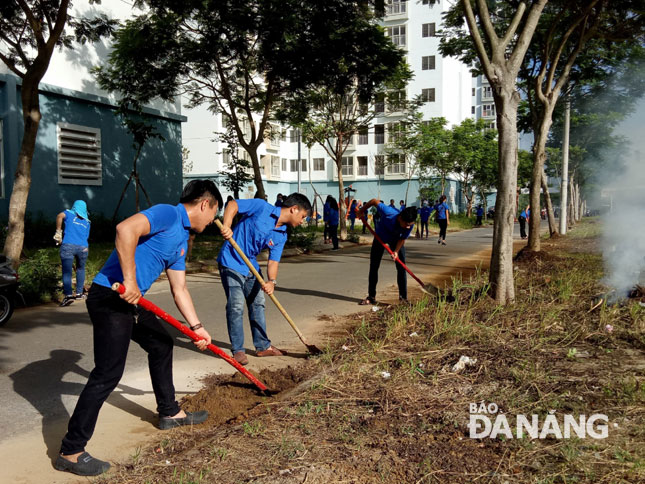 Đội Thanh niên xung kích bảo vệ môi trường phường Hòa Thọ Đông dọn vệ sinh môi trường trong khu dân cư.
