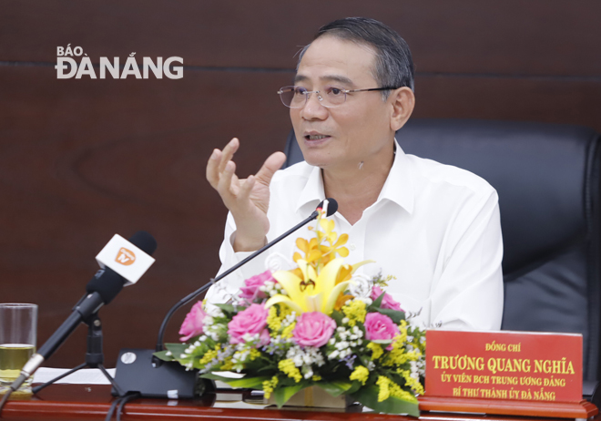 Bí thư Thành ủy Trương Quang Nghĩa phát biểu tại buổi làm việc với ngành y tế thành phố. Ảnh: PHAN CHUNG