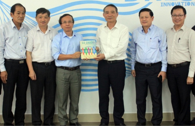 Bí thư Thành ủy Trương Quang Nghĩa (thứ 3, từ phải) với đại diện lãnh đạo DNES. Ảnh: KHANH NINH