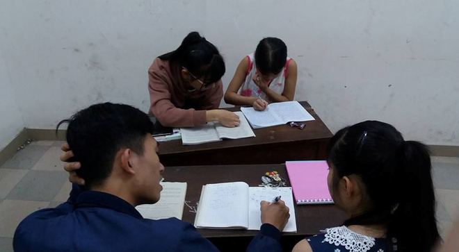 Sinh viên Đội CTXH Trường ĐH Bách khoa – ĐH Đà Nẵng hướng dẫn các em khiếm thị học bài tại Trung tâm Hỗ trợ giáo dục hòa nhập Đà Nẵng.