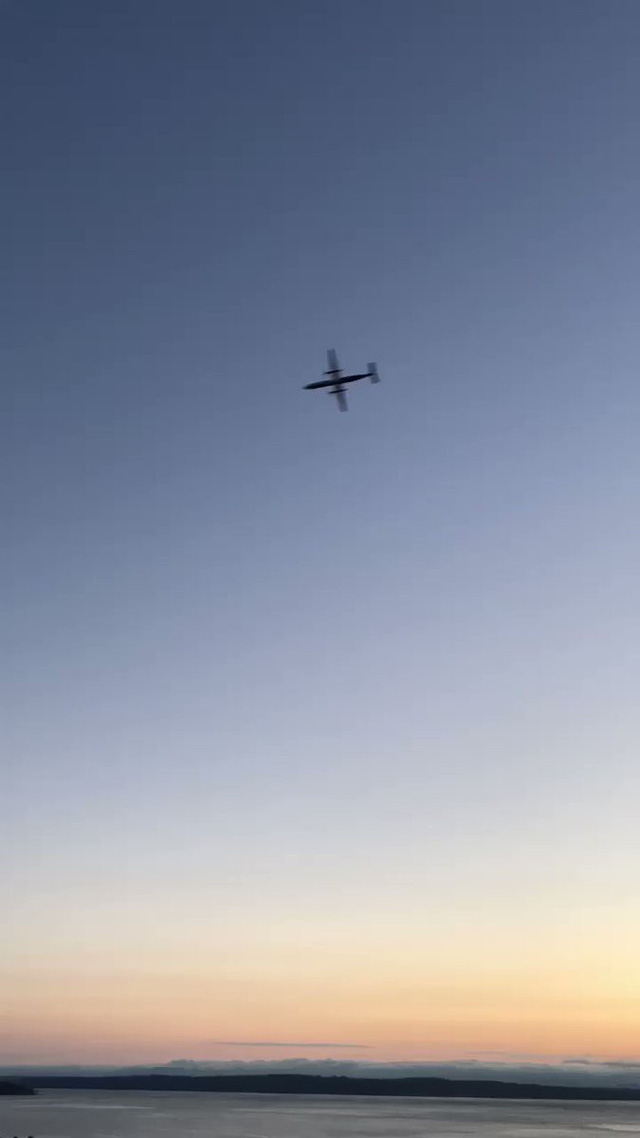 Trên quãng đường 10.000m ảnh bầu trời có máy bay và cảm giác bay lượn