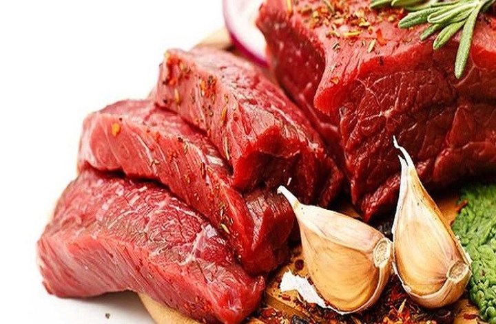 Thịt đỏ: Ăn quá nhiều thịt đỏ có hàm lượng protein cao có thể làm tăng nguy cơ bị sỏi thận. Lí do là vì việc chuyển hóa protein sẽ hạn chế quá trình bài tiết chất cặn bã, nên điều này gây tác động không nhỏ đối với thận. Quá trình trao đổi protein từ thịt động vật còn để lại lượng axit đáng kể trong cơ thể.
