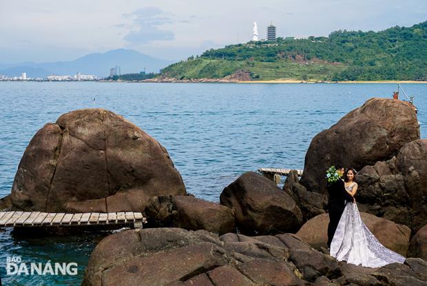 A wedding couple posing for photo on the Beach