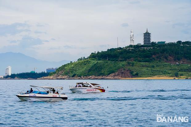 From the Bai Rang Beach, visitors can easily see the Linh Ung Pagoda