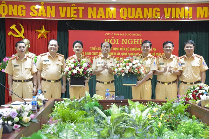 Ngày 13/8, tại Hà Nội, Cục Cảnh sát giao thông đã tổ chức hội nghị triển khai quyết định của Bộ trưởng Bộ Công an quy định chức năng, nhiệm vụ, quyền hạn và tổ chức bộ máy của Cục Cảnh sát giao thông và thông báo các quyết định của Bộ Công an về công tác cán bộ. (Ảnh: CSGT)