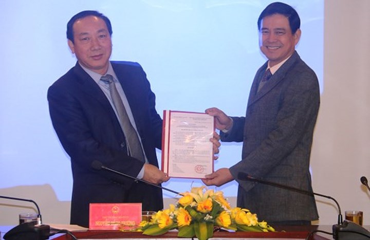 Năm 2015, ông Dũng (ảnh phải) được bổ nhiệm Phó tổng cục trưởng Tổng cục Đường bộ Việt Nam theo diện biệt phái. (Ảnh: Bộ GTVT)