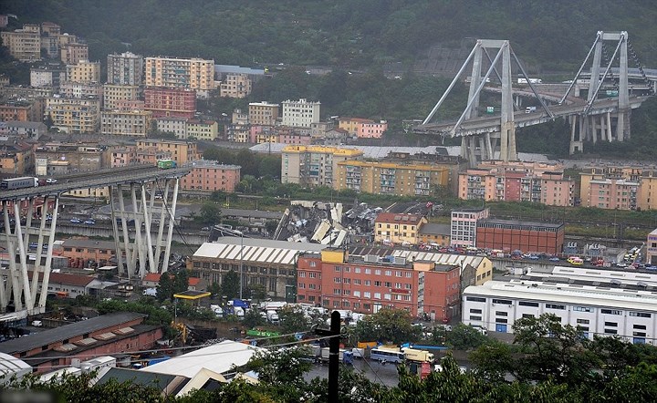 Đoạn cầu sập nằm ở thành phố cảng Genoa. Ảnh: Reuters.