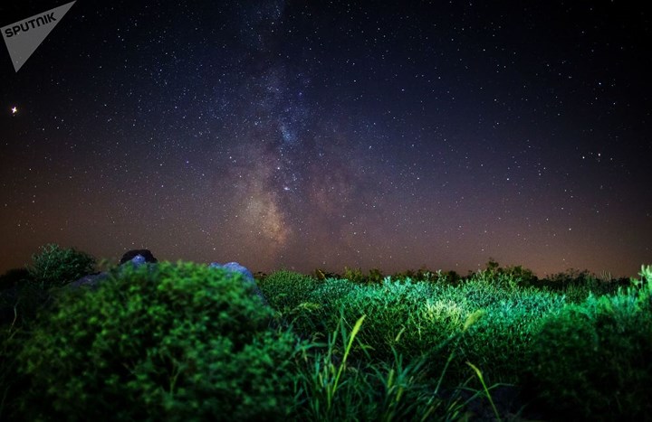 Bầu trời đêm lấp lánh các vì sao ở Krasnodarsky trong trận mưa sao băng Perseid lớn nhất năm 2018