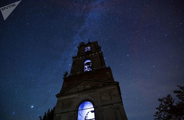 Bầu trời đầy sao quan sát từ làng Argunovo, thành phố của nước Nga trong mưa sao băng Perseid.