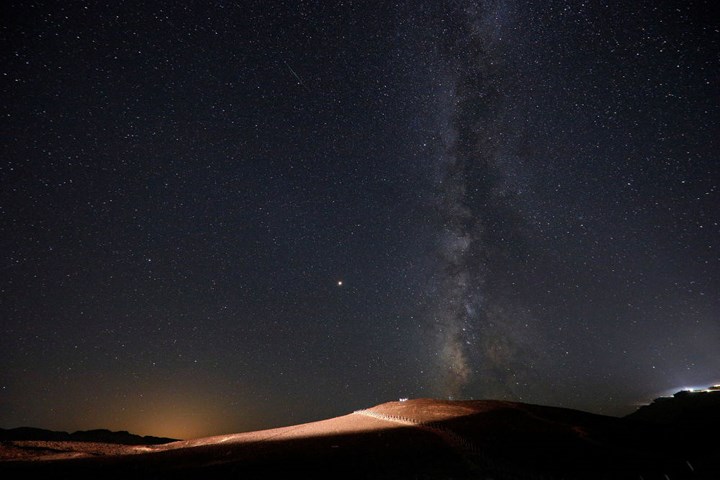   Một vệt sao băng nhỏ băng qua Ramon Crater, gần thị trấn Mitzpe Ramon ở miền Nam Israel trong đêm 13-8.