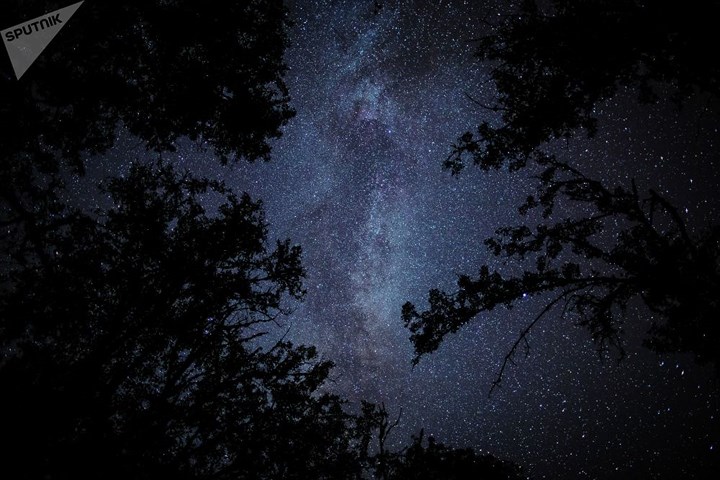   Những vì tinh tú lấp lãnh trên bầu trời Kranodarsky của Nga trong đêm mưa sao băng Perseid.