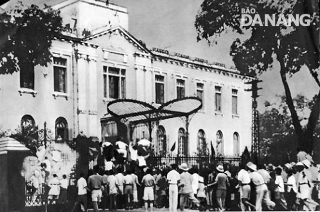 Ngày 19-8-1945, hàng vạn nhân dân Hà Nội đã xuống đường biểu tình, khởi nghĩa vũ trang giành chính quyền. (Ảnh tư liệu)