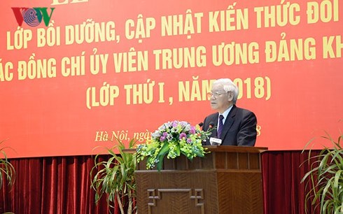 Tổng Bí thư Nguyễn Phú Trọng phát biểu tại Lớp bồi dưỡng, cập nhật kiến thức dành cho các đồng chí Ủy viên Ban Chấp hành Trung ương Đảng Khóa XII (lớp thứ I, năm 2018).