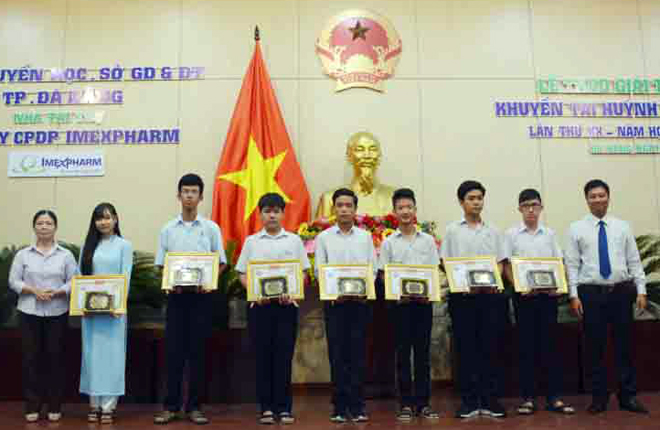 Trao giải thưởng Khuyến tài Huỳnh Thúc Kháng năm học 2017-2018.