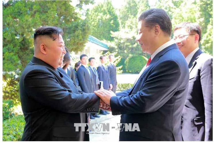 Chủ tịch Trung Quốc Tập Cận Bình (phải) và Nhà lãnh đạo Triều Tiên Kim Jong-un (trái) tại cuộc gặp ở Bắc Kinh ngày 20/6. Ảnh: YONHAP/TTXVN