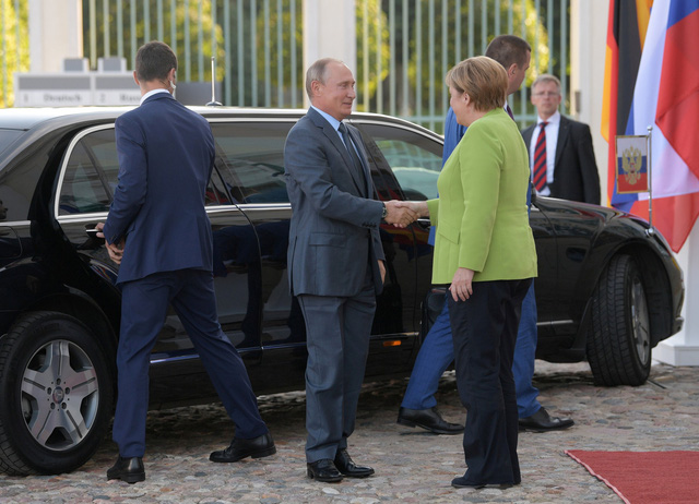 Thủ tướng Merkel hôm qua đã tiếp đón Tổng thống Putin nhân chuyến đi của nhà lãnh đạo Nga tới Đức. Hai nhà lãnh đạo đã có các cuộc hội đàm chi tiết kéo dài 3 giờ đồng hồ và cùng nhau trao đổi về nhiều vấn đề chung trong quan hệ song phương cũng như toàn cầu.