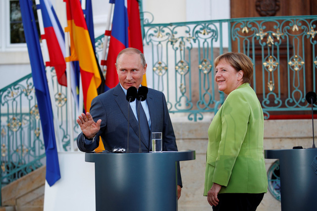 Tổng thống Putin và Thủ tướng Merkel đã trao đổi về việc dẫn khí đốt đi qua lãnh thổ Ukraine, đồng thời tính đến khả năng Mỹ sẽ đưa ra các lệnh trừng phạt nếu dự án Nord Stream 2 đi vào hoạt động. Tuy vậy, hai nhà lãnh đạo Nga - Đức đều khẳng định không nên “chính trị hóa” dự án này.