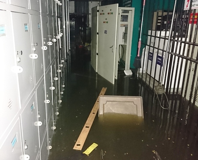 Tầng hầm của khách sạn Adamo (đường Võ Nguyên Giáp) bị nước tràn vào ngập tủ điện, máy phát điện, trạm biến áp, tủ đồ của nhân viên...