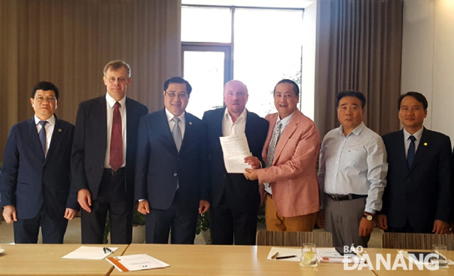 Chủ tịch UBND thành phố Huỳnh Đức Thơ (thứ ba, từ trái sang) chứng kiến lễ ký kết văn bản ghi nhớ hợp tác xây dựng bệnh viện nhi quốc tế tại Đà Nẵng.  				 Ảnh: P.V