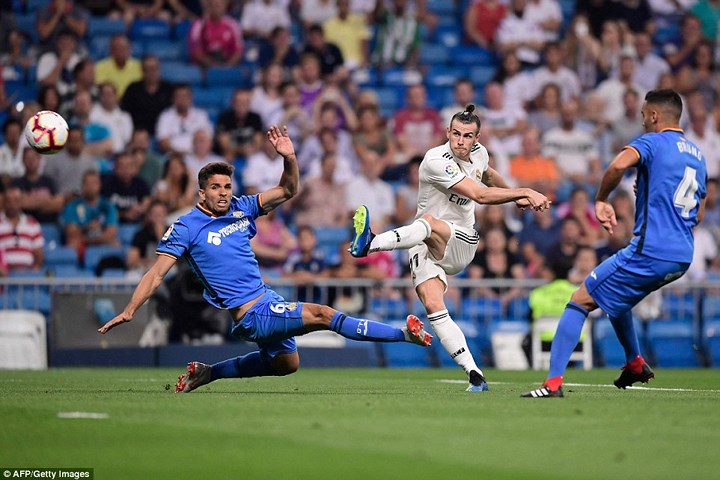 Do đó, ông đã tung ra sân đội hình gần như mạnh nhất của mình. Ngay ở phút thứ 4, Bale đã có cơ hội mở tỉ số cho Real, nhưng bị thủ môn của đội bạn từ chối (Ảnh: AFP).