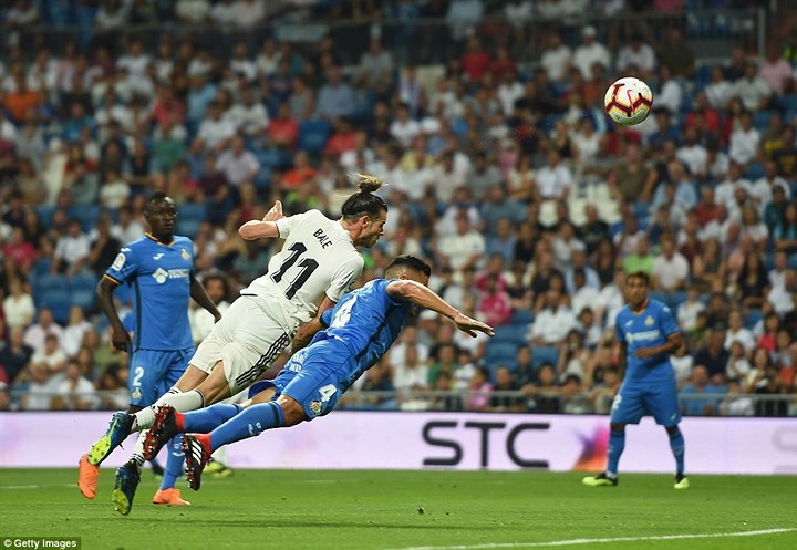   Phút 14, Marcelo tạt bóng để Bale đánh đầu cận thành, nhưng cú dứt điểm của anh lại đi trúng xà ngang (Ảng: Getty)